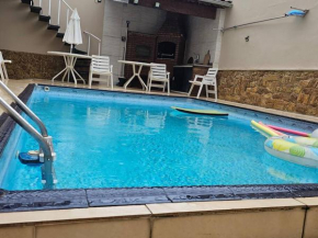 Casa a Beira Mar com Piscina Aquecida Cobrado a Parte, Churrasqueira, Amplo Salão de Jogos, Deck Gourmet Coberto frente a Piscina, Quartos com Ar Condicionado e Bem Pertinho da Praia